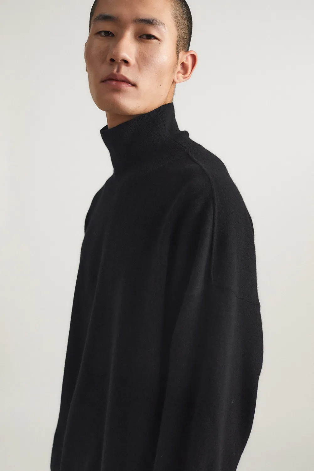 Oyuna Kotto Pullover Schwarz mit Stehkragen