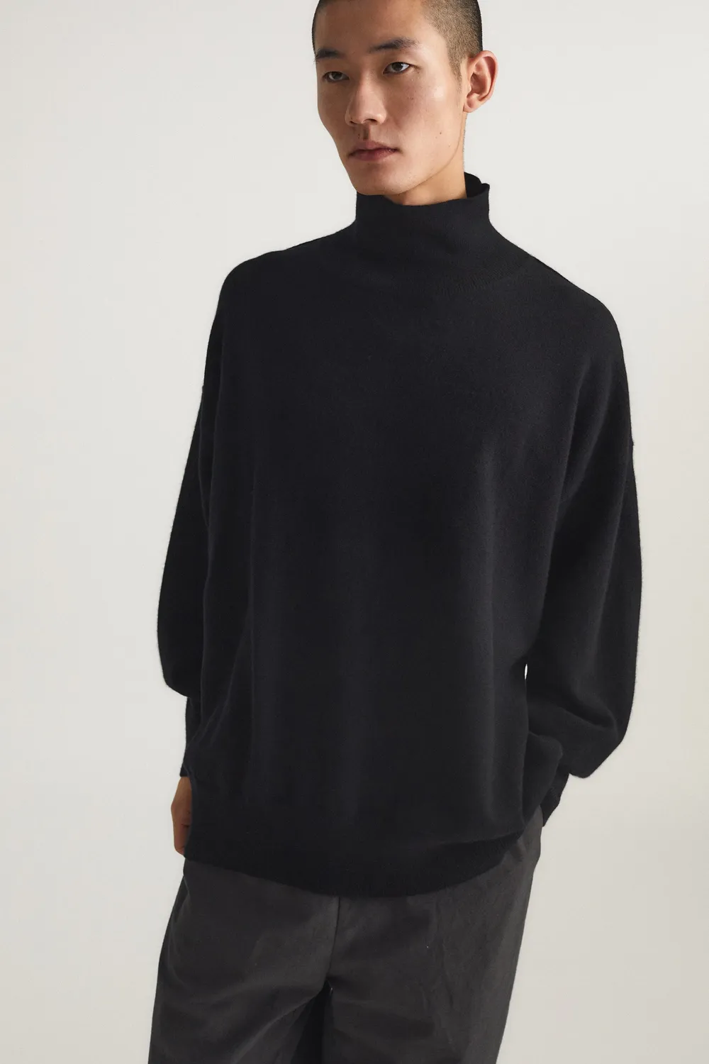 Oyuna Kotto Pullover Schwarz mit Stehkragen