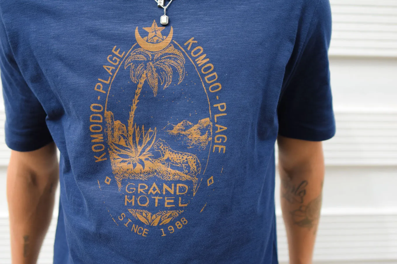 Komodo Grand Hotel T-Shirt Navy Bio-Baumwolle Print